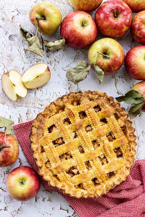 Apple pie baked Apple Pie Photography, Pie Food Photography, Best Apple Pie Recipe, Pie Photography, The Best Apple Pie, Savoury Pies, Best Apple Pie, Baking Cookbooks, Perfect Pie Crust