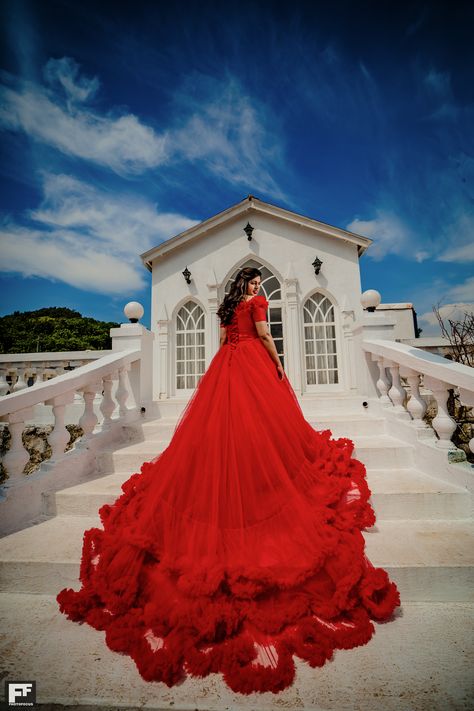 Outdoor Shoot Dress Ideas, Photoshoot Gowns Dresses, Photoshoot Gown Ideas, Red Gown Photoshoot Ideas, Long Frocks For Pre Wedding Shoot, Trail Gown For Pre Wedding Shoot, Pre Wedding Gown Photoshoot, Pre Wedding Dress Ideas, Corset Anarkali