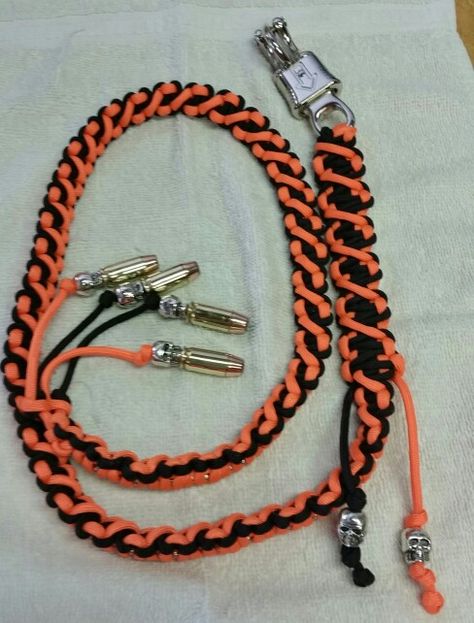 Paracord Get Back Whip. 48 inch with skulls and bullets. Get Back Whip Diy, Paracord Get Back Whip, Paracord Whip, 550 Paracord Projects, Paracord Handle Wrap, Get Back Whip, Lanyard Tutorial, Paracord Handle, Paracord Braids