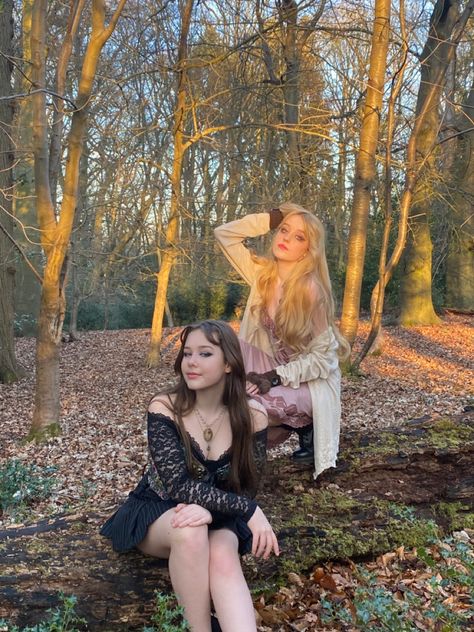 Forest Photoshoot Friends, Opposite Aesthetic Best Friends, Opposite Best Friends Aesthetic, Opposite Aesthetic Friends, Elf Photoshoot, Goth Friends, Heaven Wallpaper, Fairy Photography, Fairy Girls