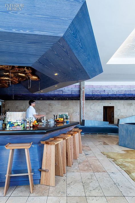 Aluminum accents the oak of the custom stools at the lobby’s bar, topped in Italian marble| Garden designer Sean Knibb takes on his first hotel in LA. See more at: www.interiordesig... #InteriorDesignMagazine #InteriorDesign #design #LA #SeanKnibb #hotel #architecture #interiordesign Bar Counter Design, Interior Landscape, Bar Inspiration, Blue Bar, Garden Designer, Hotel Interior Design, Landscape Garden, Bar Interior, Retro Interior