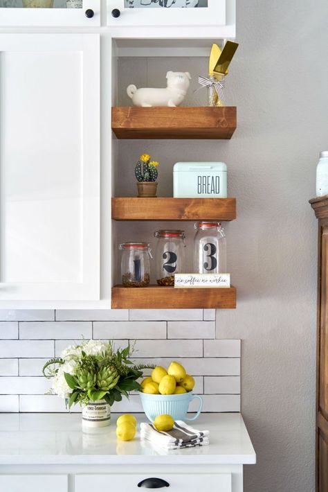 Small Open Shelves Kitchen, Kitchen Wall Shelf Ideas, Corner Shelves Kitchen, Kitchen Corner Shelves, Corner Shelf Ideas, Kitchen Wall Shelves, Farmhouse White, Kabinet Dapur, Open Kitchen Shelves