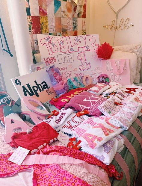 Bid Day Baskets Gift Ideas, Big Little Beds Sorority, Sorority Bed Decoration Big Little, Big Little Basket Fillers, Big Little Bed Decorating, Big Little Room Decorations Sorority, Big Little Room Decorations, Big Little Bed Decorating Sorority, Big Little Baskets