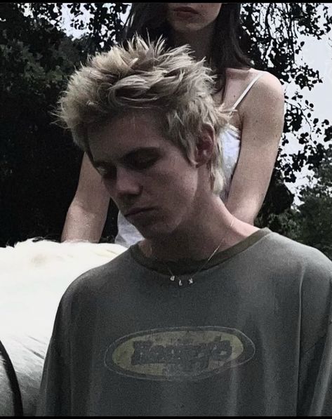 90s Bleached Hair Men, Short Liberty Spikes, Punk Boy Hair, 2000s Hairstyles Men, Alt Mens Hair, Punk Spikes Hair, Punk Hair Men, Punk People, Spike Hair