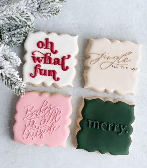 Shopping Cookies Decorated, Christmas Story Cookies, New Years Sugar Cookies, Christmas Sugar Cookie Designs, 2024 Cookies, Boss Era, Personalized Christmas Cookies, Royal Cookies, Cookies Decoration