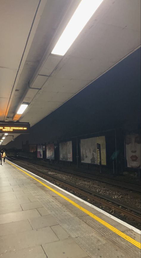 #train #trainstation #london #transport #travel #UK #empty Train Aesthetic London, Night Train Station, Train Station Aesthetic Night, London Train Station Aesthetic, London Train Station, Liminal Space Train Station, Night Train, Aesthetic Videos, Train Rides