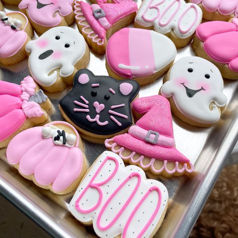 Pink Halloween Cookies Decorated, Girly Halloween Cookies, Pink Halloween Cookies, Halloween Birthday Cookies, Zombie Cookies, Galletas Halloween, Biscuits Halloween, Halloween Sugar Cookies Decorated, Spooky Cake