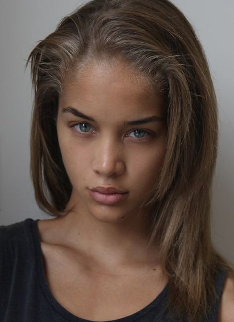 Photo Biracial Women, Jasmine Sanders, Girl Energy, Hair Color Light Brown, Pelo Afro, Model Face, Cabin Fever, Light Brown Hair, 인물 사진