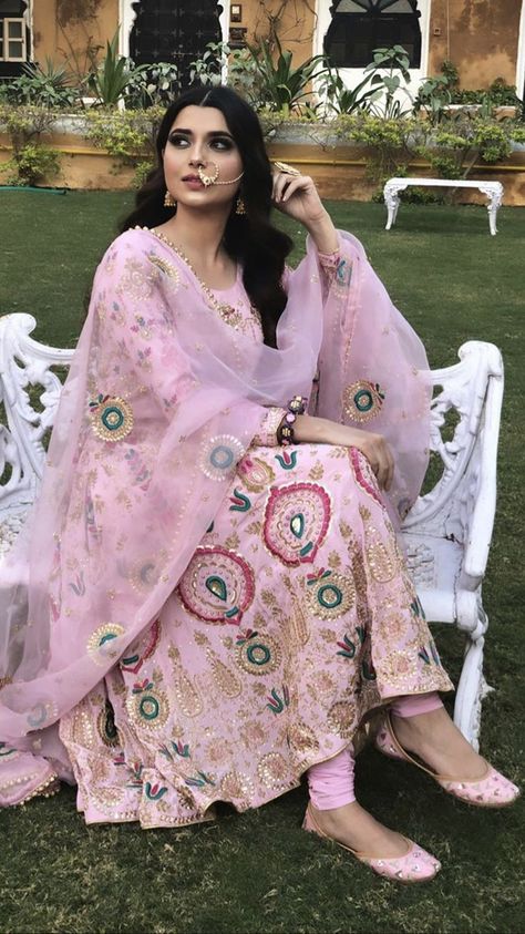 Pink Punjabi Suit, Frock Ideas, Punjabi Suits Party Wear, Embroidery Suits Punjabi, Suits Punjabi, Cute Outfits With Leggings, Punjabi Fashion, Punjabi Outfits, Indian Designer Suits