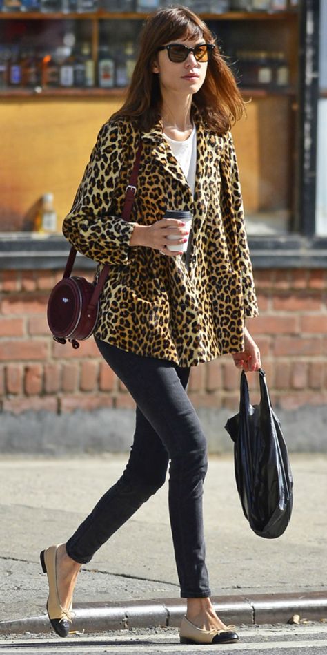 #alexa chung. leopard print Alexa Chung Style, Walking Down The Street, Looks Street Style, Print Coat, Alexa Chung, Style Crush, Print Style, 가을 패션, Everyday Outfit