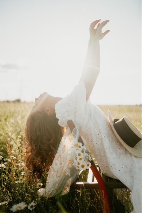 Flower Chair Photoshoot, Debut Photoshoot, Sunday Kind Of Love, Flower Photoshoot, Dreamy Photography, Beautiful Views Video, Face Photography, Photography Poses Women, Tumblr Wallpaper