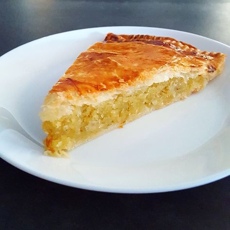 Galette frangipane Vegan Apple Tart Recipe, Frangipane Cake, Pear Pie Recipe, Galette Des Rois Recipe, Pear And Almond Tart, Almond Tart Recipe, Pastry Pie Crust, Galette Frangipane, Apple Tart Recipe