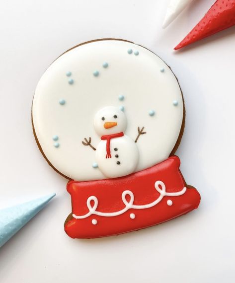 Christmas Cookies Decorated, Iced Cookies, Cookie Designs, Christmas Cake, Royal Icing, Christmas Colors, Christmas Cookies, Sugar Cookies, Snow Globes