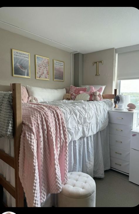 College Dorm Pink Aesthetic, Pink Coastal Dorm Room, Pink And Gold Dorm Room Ideas, Pink Cowgirl Room Ideas, Dorm Room Ideas Coquette, Dorm Room Coastal, Pink Girly Bedroom Aesthetic, Coastal Grandma Dorm, Beach Cowgirl Room