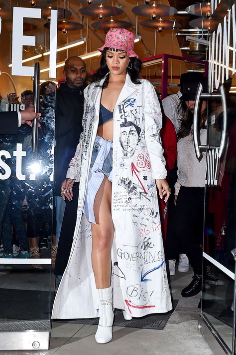 Rihanna - Wearing a M$$XWT bucket hat at best friend Melissa Ford's Opening Ceremony party   - ELLE.com Rihanna Style 2015, Rihanna Street Style, Looks Rihanna, Rihanna Outfits, Rihanna Looks, By Any Means Necessary, Rihanna Style, Evolution Of Fashion, Looks Style