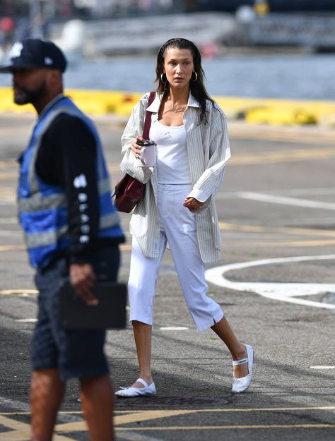 White Capri Outfits, Capri Pants Outfits, Celebrity Inspired Outfits, Upcoming Fashion Trends, Capri Outfits, White Capri Pants, Bella Hadid Outfits, Bella Hadid Style, Pant Trends