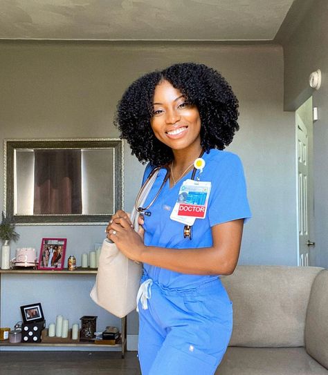 Black Doctors Women Goals, Dermatologist Aesthetic Job, Black Doctor Aesthetic, Black Female Doctor Aesthetic, Pre Med Aesthetic, Dermatologist Aesthetic, Black Nurses, Nurse Outfit Scrubs, Black Doctor