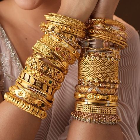 50+ Latest Gold Kangan Designs - [2024 Models] Trendy Gold Necklace, Gold Kangan, Edgy Bridal, Solid Gold Bangle, Desi Outfits, Wedding Party Wear, Fancy Jewellery Designs, Bangles Indian, Gold Chains For Men