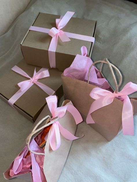 Pink Gift Bags Ideas, Small Business Packaging Ideas Gift Bags, Gift Bag Aesthetic, Hairstyles Coquette, Coquette Gifts, Coquette Hairstyles, Room Coquette, Pfp Coquette, Icons Coquette