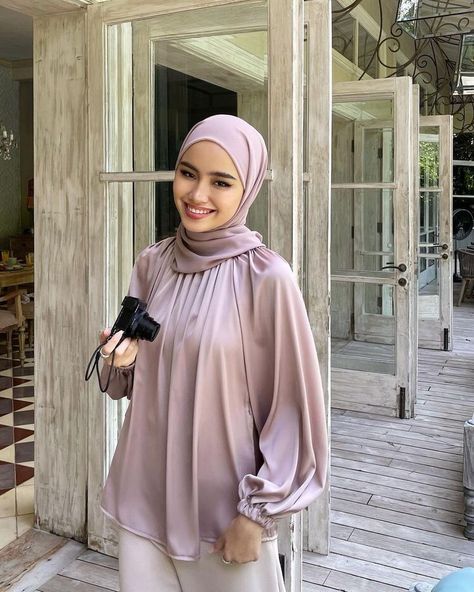 Satin Blouse Outfit Classy, Blouse Hijab, Muslimah Fashion Casual, Satin Hijab, Blouse Satin, Girls Dress Outfits, Muslim Outfits Casual, Hijabi Fashion Casual, Casual Hijab Outfit