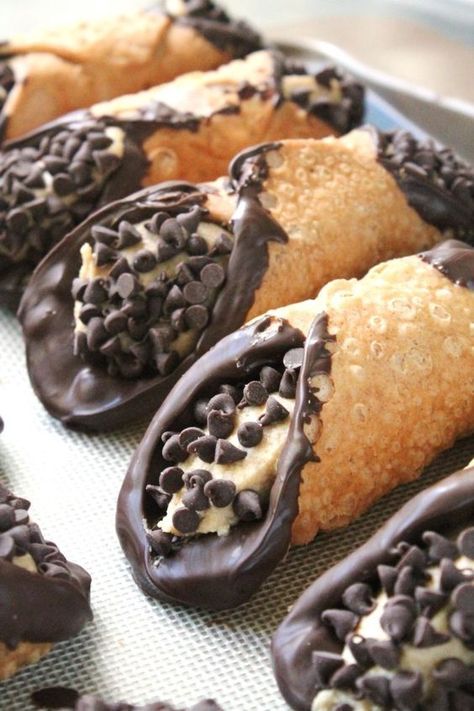 Chocolate Cannoli, Cannoli Desserts, Pepperoni Dip, Decadent Cheesecake, Chips Dip, Cannoli Recipe, Scone Recipes, Heath Bars, Homemade Snickers