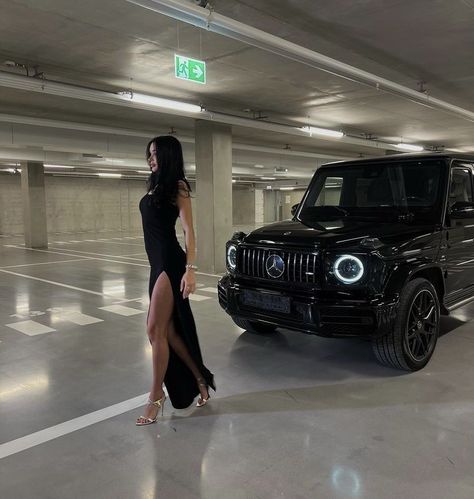 G Wagon Photoshoot, G Wagon Girl, Mercedes Photoshoot, Boy Style Aesthetic, Cute Modeling Poses, Mercedes Girl, Boy Dark, Luxury Lifestyle Aesthetic, Luxury Lifestyle Women