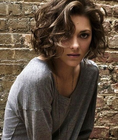 Marion Cotillard... haircut inspiration Marion Cotillard Hair, Bob Riccio, Marion Cottilard, Short Curls, Marion Cotillard, Short Wavy Hair, Cut My Hair, Curly Hair Cuts, Short Curly Hair