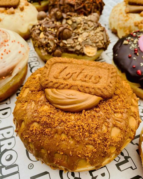 Lotus Biscoff Donut, Biscoff Doughnut, Dounts Recipes, Biscoff Donut, Mini Donut Recipes, Colourful House, Donut Ideas, Donut Decorating Ideas, Donut Flavors