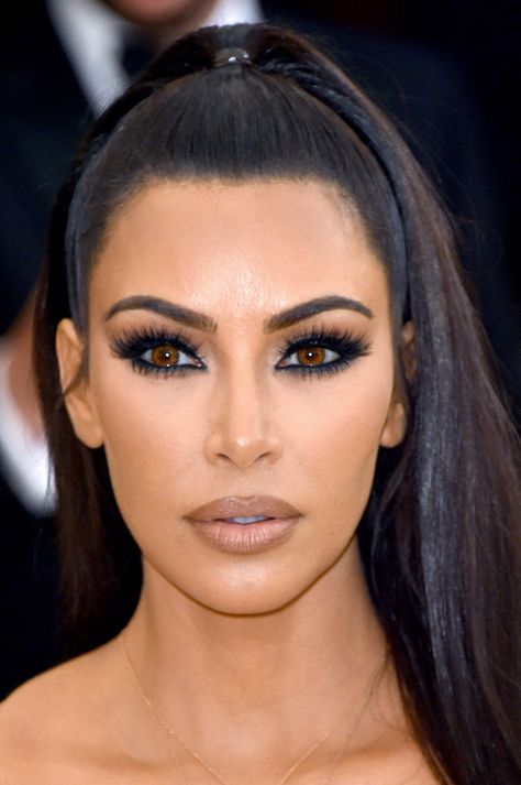 Kim Kardashian Kardashian Eyebrows, Kim Kardashian Eyebrows, Kim Kardashian Makeup Looks, Kardashian Makeup, Kim Kardashian Makeup, Kim Kardashian Hair, Brown Girls Makeup, Makeup Mistakes, Beautiful Eye Makeup