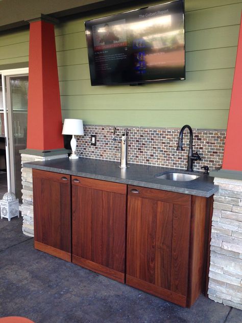 Outdoor bar with kegerator Dry Bar With Kegerator, Outdoor Kegerator Ideas, Kegerator Bar Ideas, Bar With Kegerator Built Ins, Diy Outdoor Bar With Mini Fridge, Built In Kegerator Home Bars, Outdoor Bar With Kegerator Built Ins, Mountain Porch, Bar With Kegerator