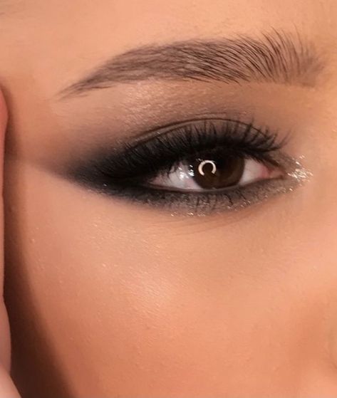 Dark Glam Eye Makeup, Smokey Eye Formal Makeup, Sultry Black Eye Makeup, Black Prom Looks Makeup, Light Black Smokey Eye, Eye Makeup Smokey Natural, Smokey Black Makeup, Black Glam Eyeshadow Looks, Maneater Palette Looks