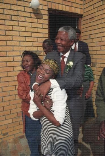 Brenda Fassie, avec Mandela Brenda Fassie Aesthetic, Brenda Fassie, South Africa Photography, African Image, African History Truths, Michael Jordan Pictures, Tupac Pictures, Pan Africanism, I Love Being Black