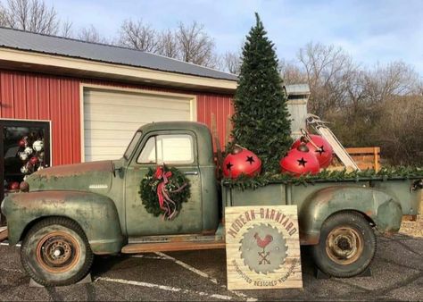 Nightmare Before Christmas Trunk, Christmas Trunk Or Treat Ideas, Christmas Trunk Or Treat, Christmas In America, Vintage Truck Christmas, Trunk Or Treat Ideas, Christmas Photo Props, Flower Truck, Old Truck