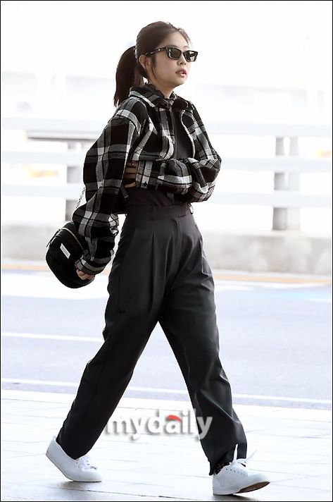 JJ🌼 on Twitter: "[PRESS] 200213 ICN 🛫 London #블랙핑크 #제니 #BLACKPINK #JENNIE… " Korean Airport Fashion, Oufits Casual, Asian Street Style, Hijab Fashion Inspiration, Korean Fashion Trends, Kpop Fashion Outfits, Blackpink Fashion, Kpop Outfits, Korean Outfits