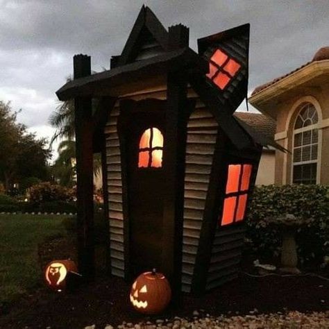 Diy Halloween House Decorations, Porche Halloween, Haunted House Diy, Halloween Decor Diy, Halloween Forum, Halloween Outside, Halloween Props Diy, Haunted House Props, Halloween Outdoor