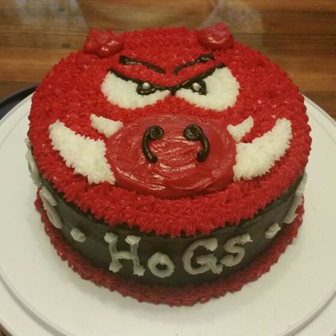 Arkansas razorbacks cake Crochet Razorback Pattern, Razorback Party Decorations, Razorback Cookies Decorated, Arkansas Razorbacks Birthday Party, Razorback Birthday Cake, Razorback Cupcakes, Razorback Cake, Razorback Party, Pig Cakes