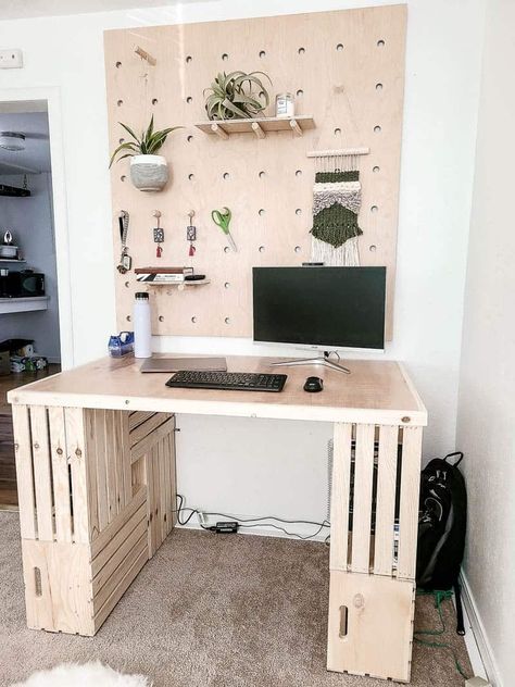 Want an easy and affordable woodworking project? Read all about this wood crate desk that is perfect for any home schooler or someone working from home! #workfromhome #desk #woodworking #crates #homeschooling Wood Crate Desk, Wooden Crates Desk, Diy Wood Crate, Desk Woodworking, Easy Diy Desk, Affordable Desk, Crate Desk, Diy Wooden Crate, Crate Furniture Diy