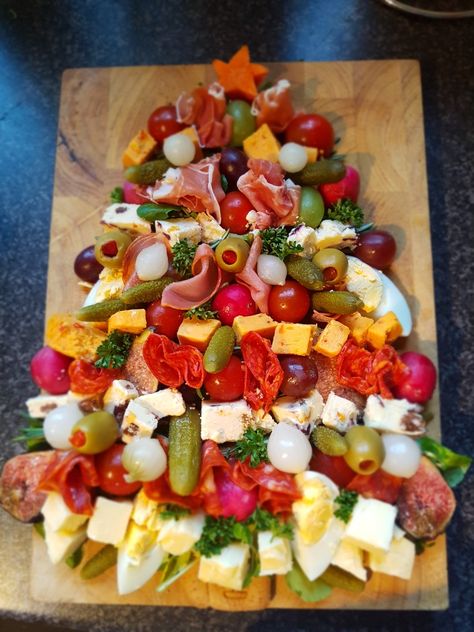 Boxing Day Food Ideas, Boxing Day Buffet Ideas, Antipasto Tree, Boxing Day Party, Boxing Day Buffet, Buffet Platters, Boxing Day Food, Chocolate Christmas Pudding, Salad Keto