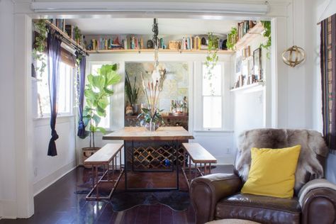 House Tour: An Earthy and Eclectic Venice Bungalow | Apartment Therapy Venice Bungalow, Bungalow Apartment, Dining Room Shelves, Ceiling Shelves, Dining Nook, House Tour, Front Room, Decoration Christmas, Apartment Therapy