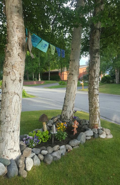 Rock garden under the trees. Rock Gardens, Garden Decorations, Lawn And Garden, Rock Garden, Garden Ideas, Tree Trunk, Garden Decor, Lawn, Villa