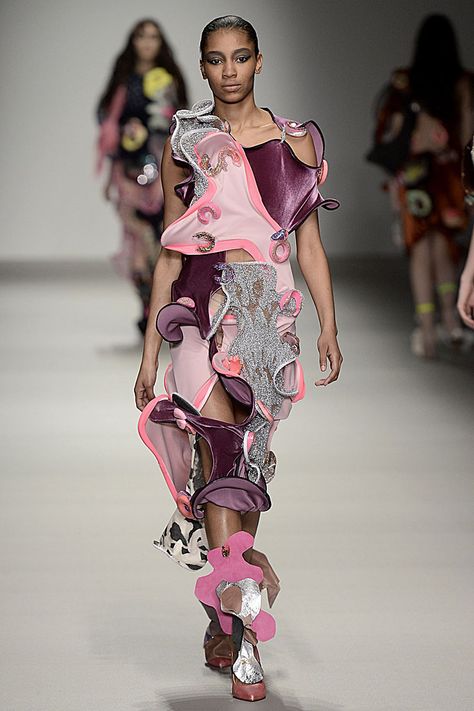 Matty Bovan (Central Saint Martin's MA 2015) #LFW Skins Fashion, 3d Printed Fashion, Matty Bovan, Sculpture Fashion, Sculptural Fashion, Conceptual Fashion, Graduation Style, Printed Fashion, Central Saint Martins