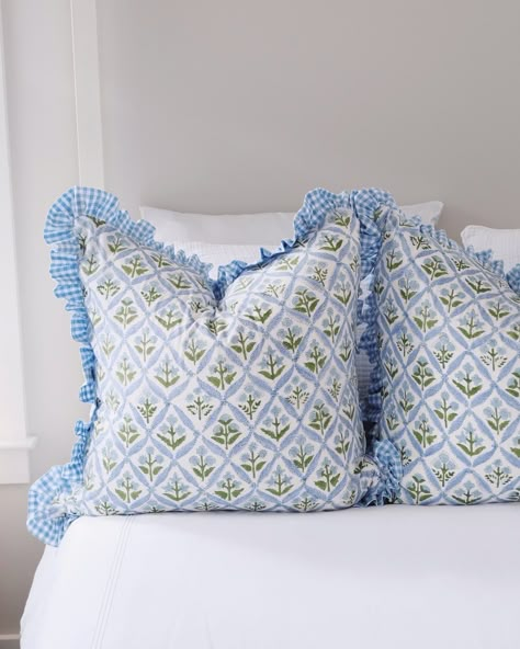 Blue And Green Dorm Room, Blue Preppy Bedroom, Blue Dorm Ideas, Aesthetic Quilts, College House Bedroom, Blue Green Bedrooms, Fairytale Home, Costal Bedroom, Blue Dorm