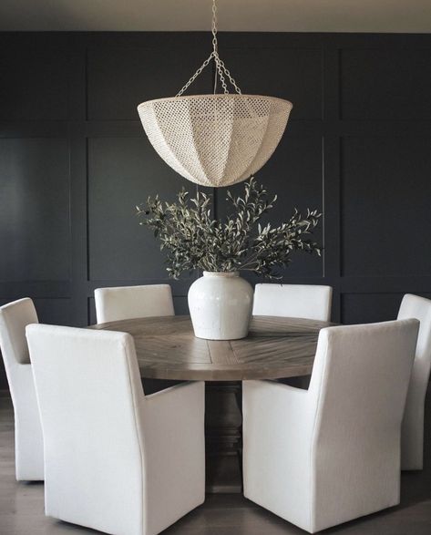 Dining Room With Round Table, Modern Coastal Living Room Ideas, Organic Modern Dining Room, Modern Coastal Living Room, Neutral Farmhouse, Coastal Dining Room, Coastal Dining, Modern Farmhouse Dining, Black Dining Room