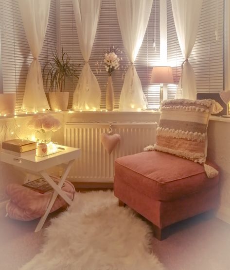 Bay window ideas, reading corner footstool, fairy lights, fluffy rug, voil curtains, side table, books, pink, girly, pastels. Pink Reading Corner, Bay Window Ideas, Cosy Reading Corner, Pink Bedroom Design, Fairy Bedroom, Fairy Lights Decor, Aesthetic Bedroom Decor, Bedroom Ideas Aesthetic, Fairy Lights Bedroom