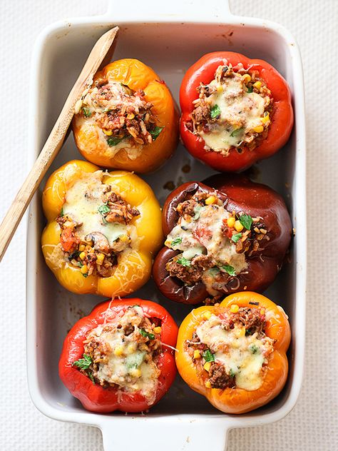 While I'm a fan of the good old standard green bell pepper, it's a dinner of ground beef and rice stuffed sweet red peppers, yellows, oranges and purples that really get my goat. Stuffed Capsicum, Stuffed Bell Peppers Recipe, Bell Pepper Recipes, Foodie Crush, Peppers Recipes, Easy Salads, Bell Peppers, Ground Beef Recipes, Ground Beef