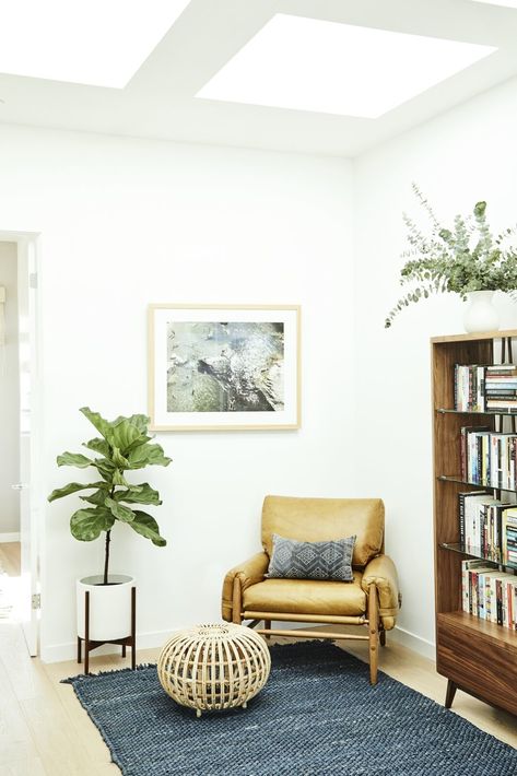 Cali Cool Takes on a New Meaning in This Light-Filled Home Folk Interior Design, Folk Interior, Mid Century Bookcase, Wrought Iron Beds, California Bungalow, White Chair, Wood Shades, Minimalism Interior, Contemporary Living Room