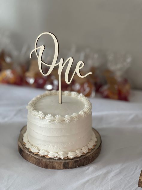 Small White Smash Cake, Simple One Year Birthday Cake, Plain White Smash Cake, Smash Cake Inspiration, Aesthetic Smash Cake, Plain Smash Cake, White And Gold Smash Cake, Neutral First Birthday Cake, Simple Smash Cakes