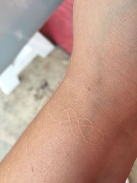 Double Infinity Tattoo Designs, Tattoos Infinity Sign, White Ink Face Tattoo, Double Infinity Tattoo, Double Infinity Tattoos, Body Paintings, Optical Illusion Tattoos, Illusion Tattoos, Pineapple Tattoo