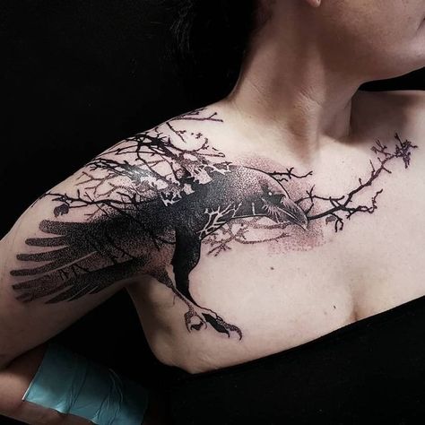 Raven Chest Tattoo, Raven Tattoos, Crow Tattoos, Tattoo Main, Energy Tattoo, Rabe Tattoo, Crow Tattoo Design, Bone Tattoos, Crow Tattoo