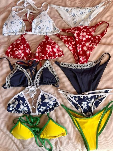 Cute Swimsuits Two Piece, Early 2000s Bathing Suit, Summer Bathing Suit Outfits, Cute Y2k Bikinis, 90s Bikinis Style, Aestethic Bikinis Grunge, Mamma Mia Swimsuit, Swimming Costume Aesthetic, 2000s Bathing Suits